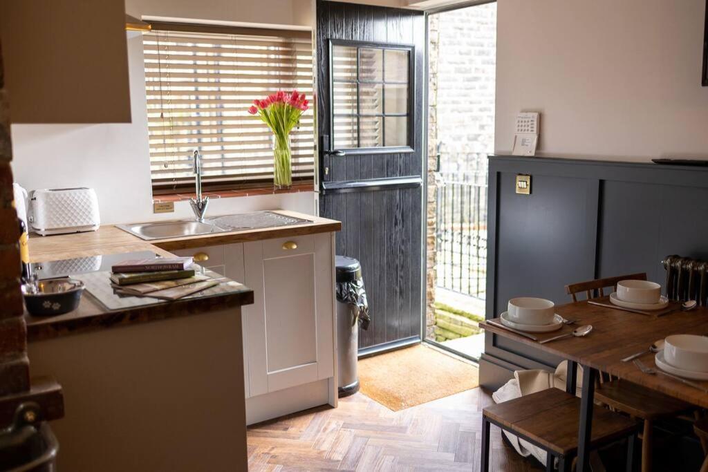 Unique Victorian Stable Conversion هاليفاكس المظهر الخارجي الصورة