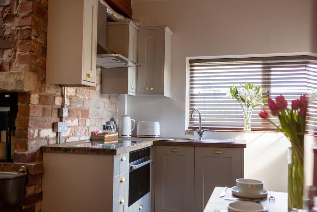 Unique Victorian Stable Conversion هاليفاكس المظهر الخارجي الصورة